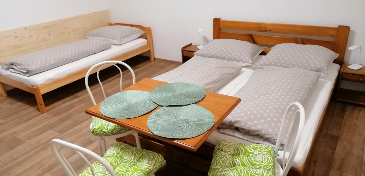Booking Trzni Decin Esterno foto