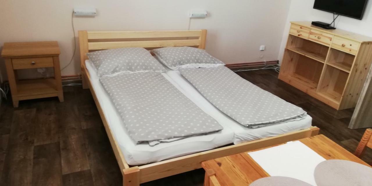 Booking Trzni Decin Esterno foto